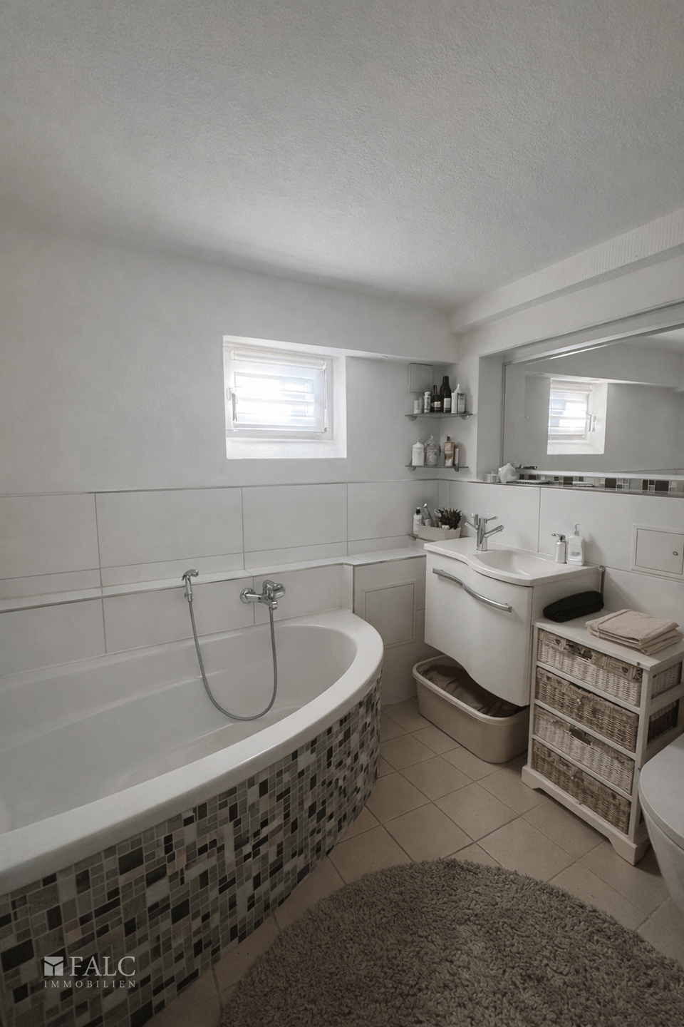 Bad im Erdgeschoss mit Badewanne